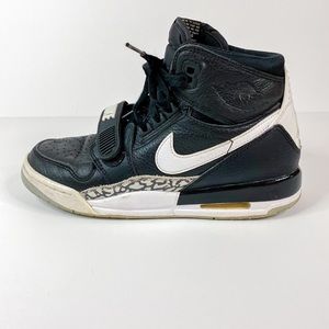 Nike Kids Boys 5Y Nike Air Jordan’s Black White Cement Gray
